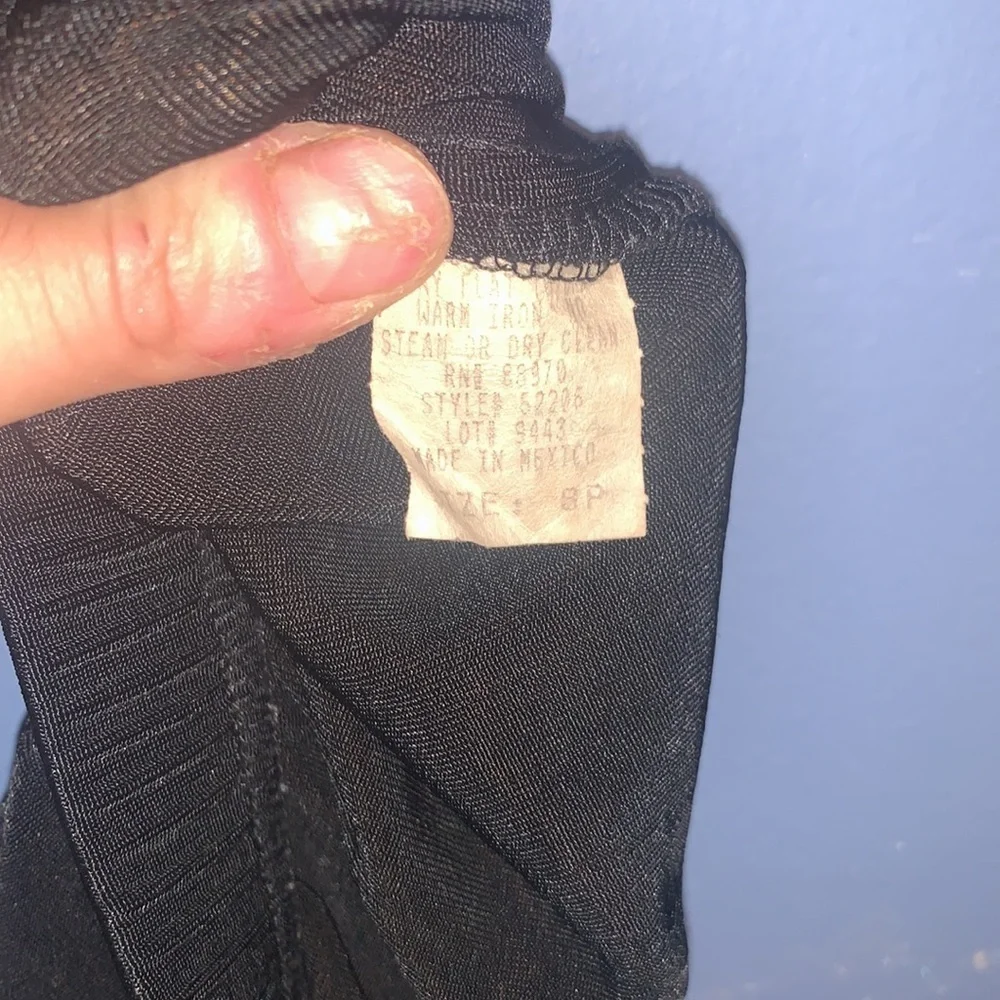 Black capri pants size 8P - Picture 10 of 11